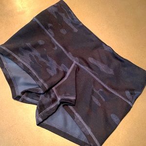 Lululemon boogie shorts size 4 camo blue